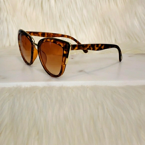 New Leopard Cateye Sunglasses with Gold Accents - Picture 5 of 7